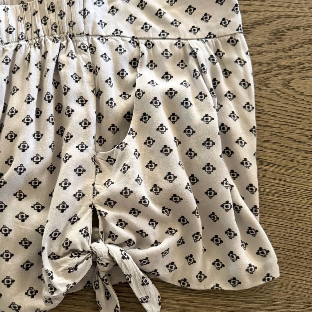 Free People High Waist Patterned Gray Shorts
Fully lined Stretchy waist.Packets. - Picture 4 of 5